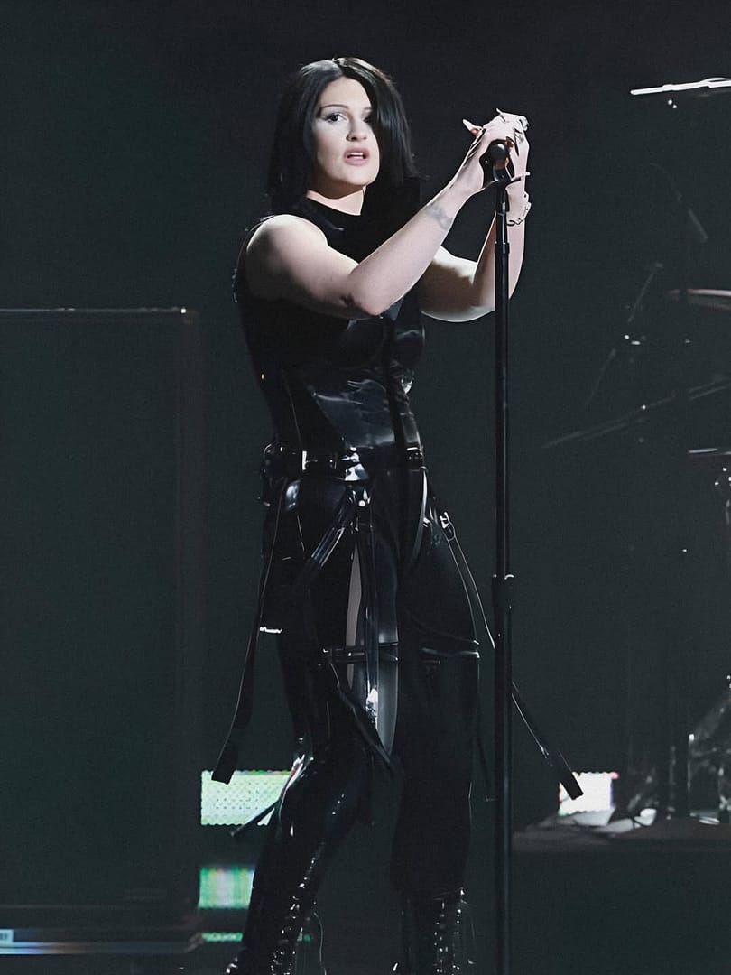 NUESTRA COURTNEY DURANTE LA PRESENTACIÓN DE “SOFT SPINE” EN LOS GRAMMYS 2026 🖤....#spiritbox #g (3)