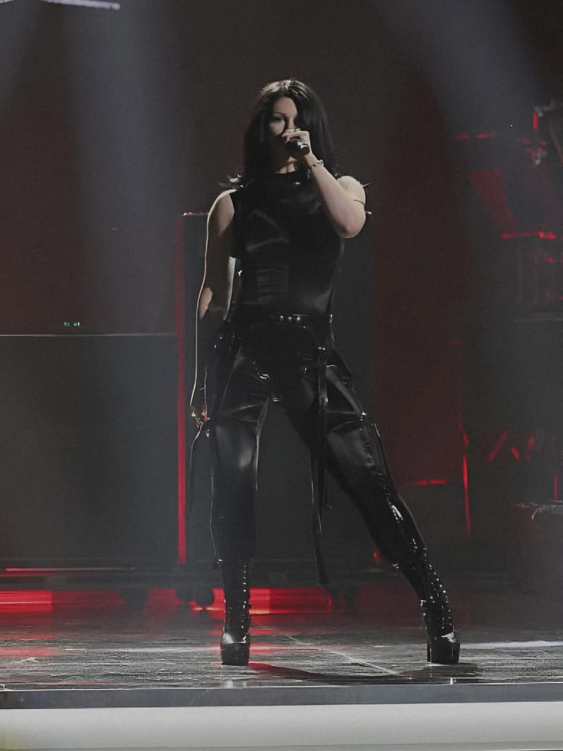 NUESTRA COURTNEY DURANTE LA PRESENTACIÓN DE “SOFT SPINE” EN LOS GRAMMYS 2026 🖤....#spiritbox #g (4)